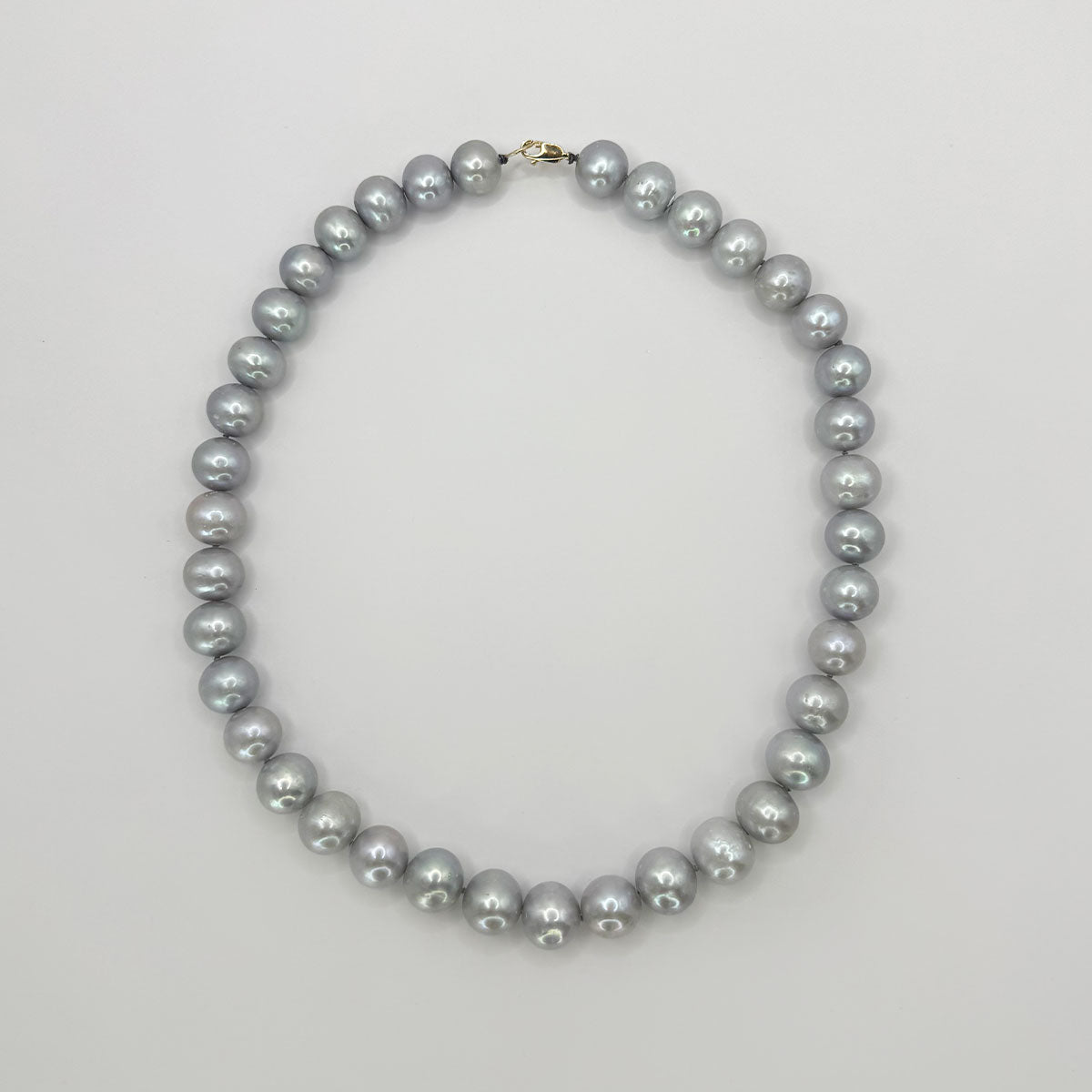 Collar clásico perlas grandes gris