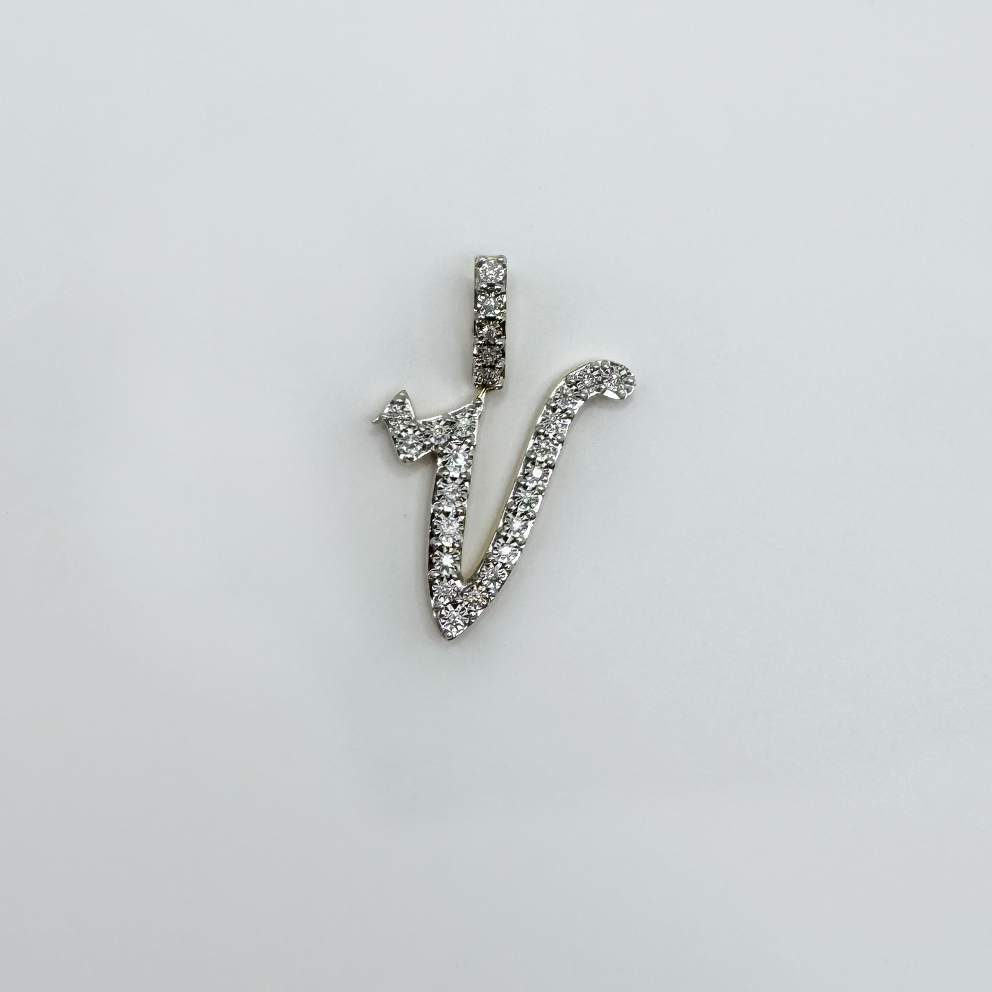 Dije letra "V" XL cursiva oro y diamantes.