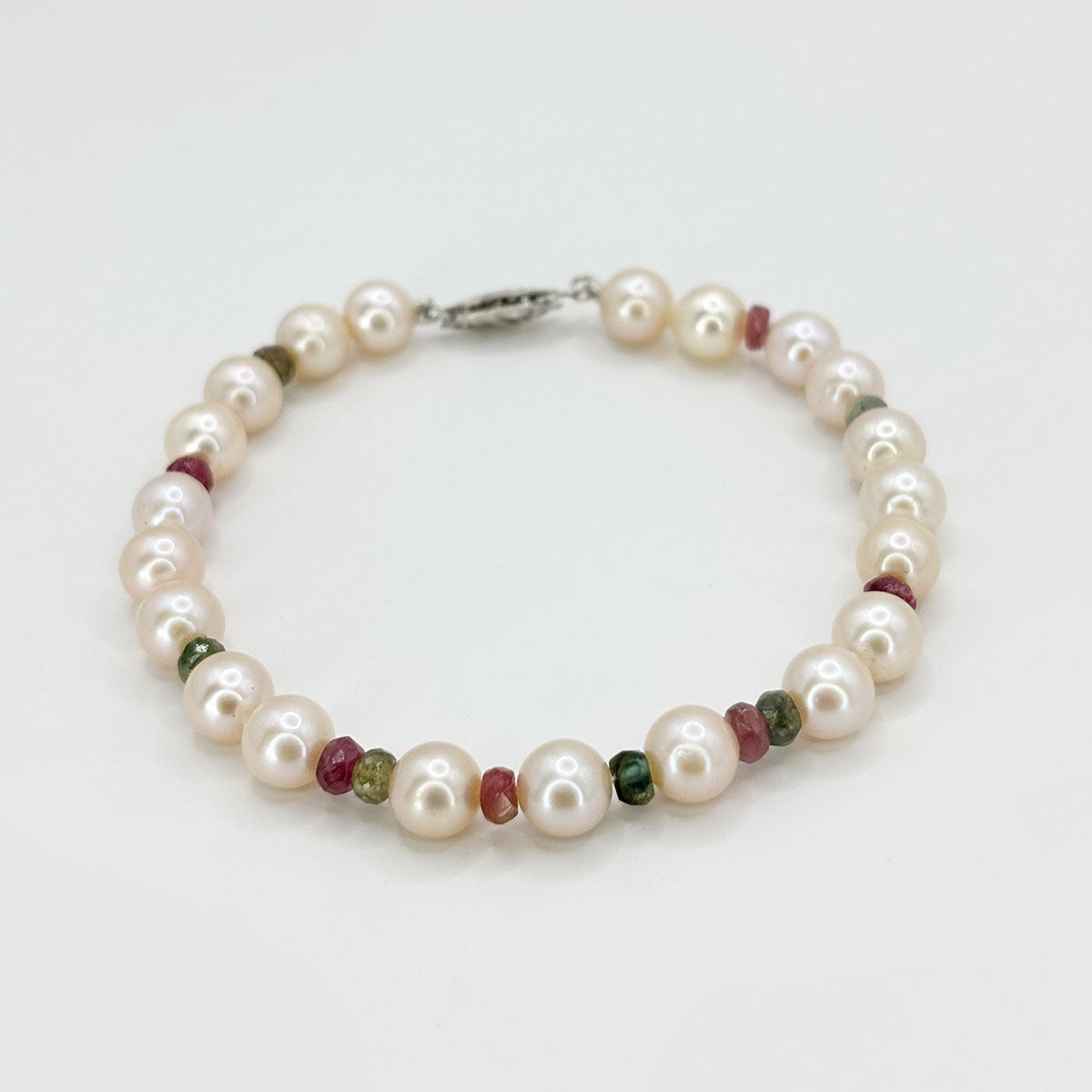 Pulsera perlas y piedras.