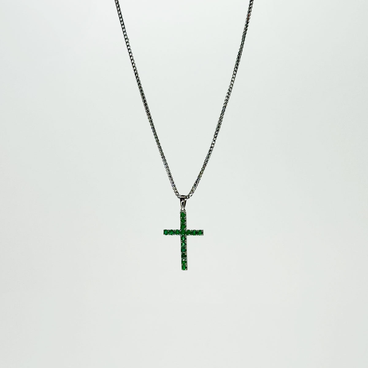 Collar cruz esmeralda.