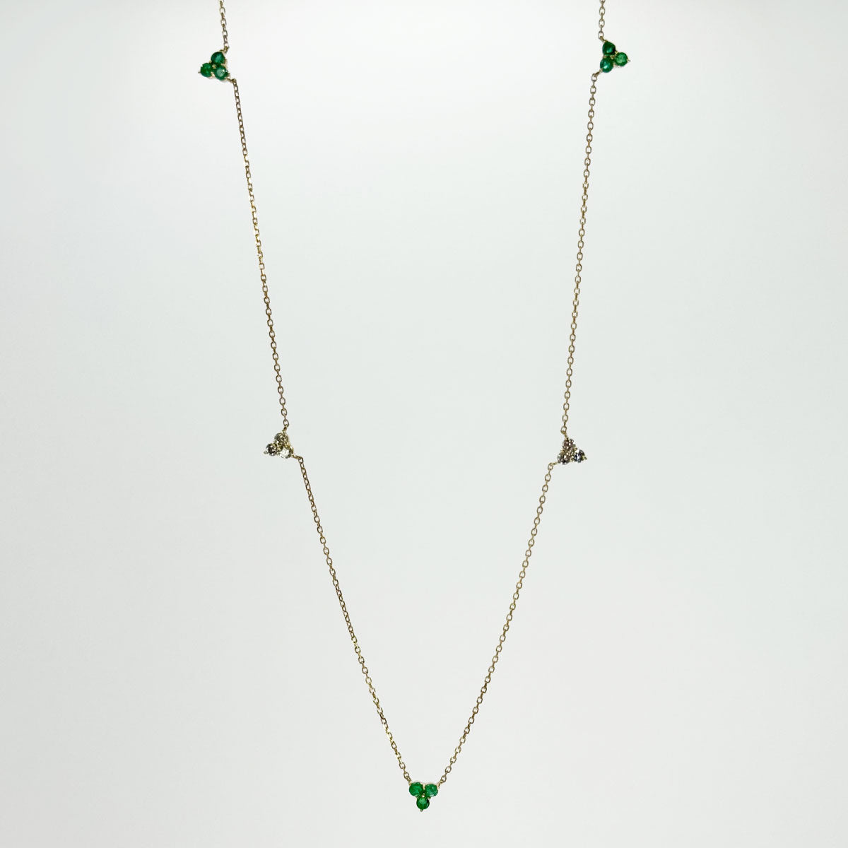 Collar flor esmeralda y diamantes.
