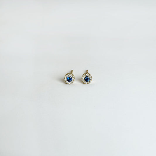 Broqueles mini con zafiro y halo de diamantes.
