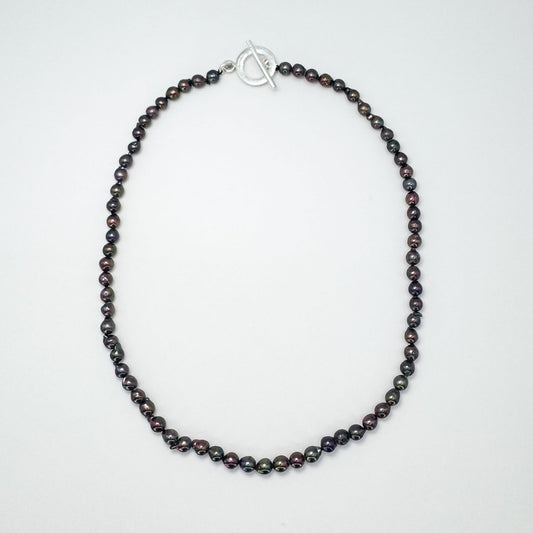 Collar perlas mini negro.
