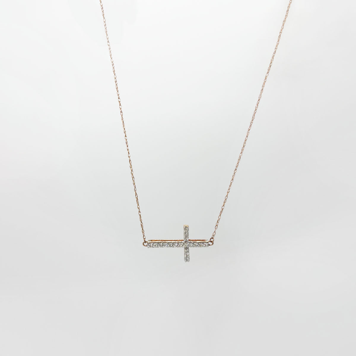 Collar cruz horizontal diamantes. Oro rosa