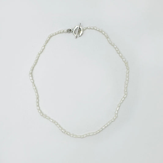 Collar mini perlas arroz irregular.