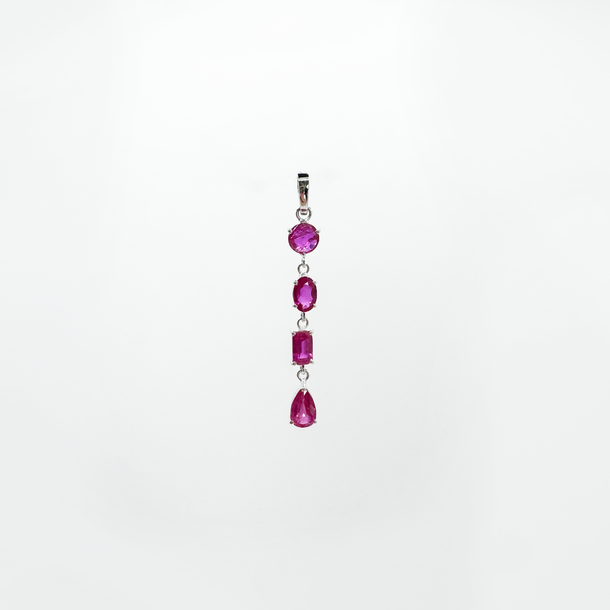Dije corbatín de rubies y oro 14k