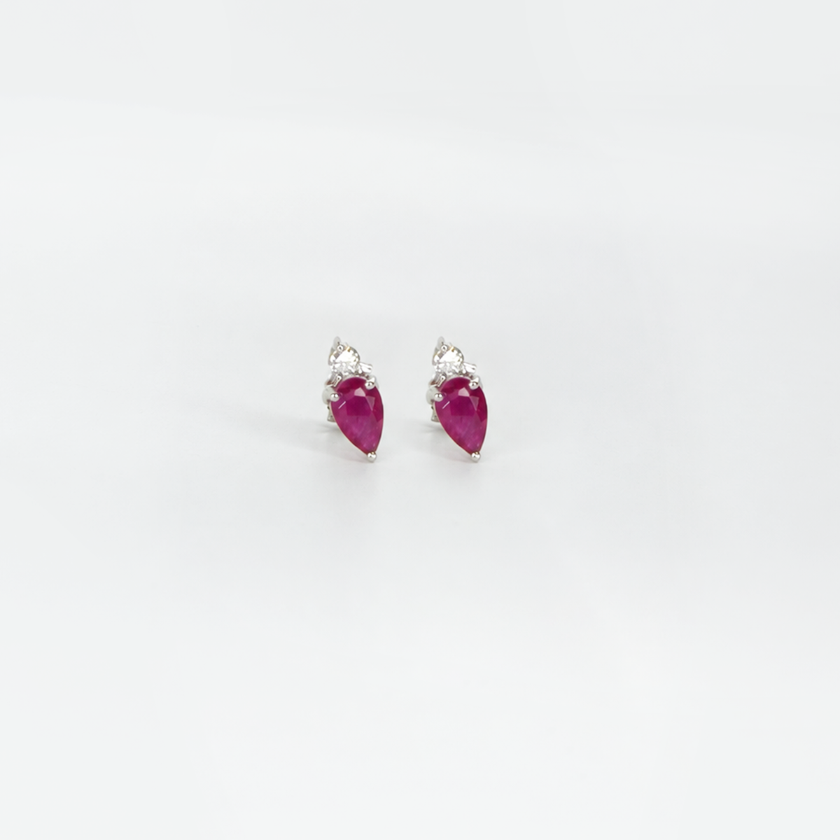 Aretes rubí gota con un diamante oro 14k