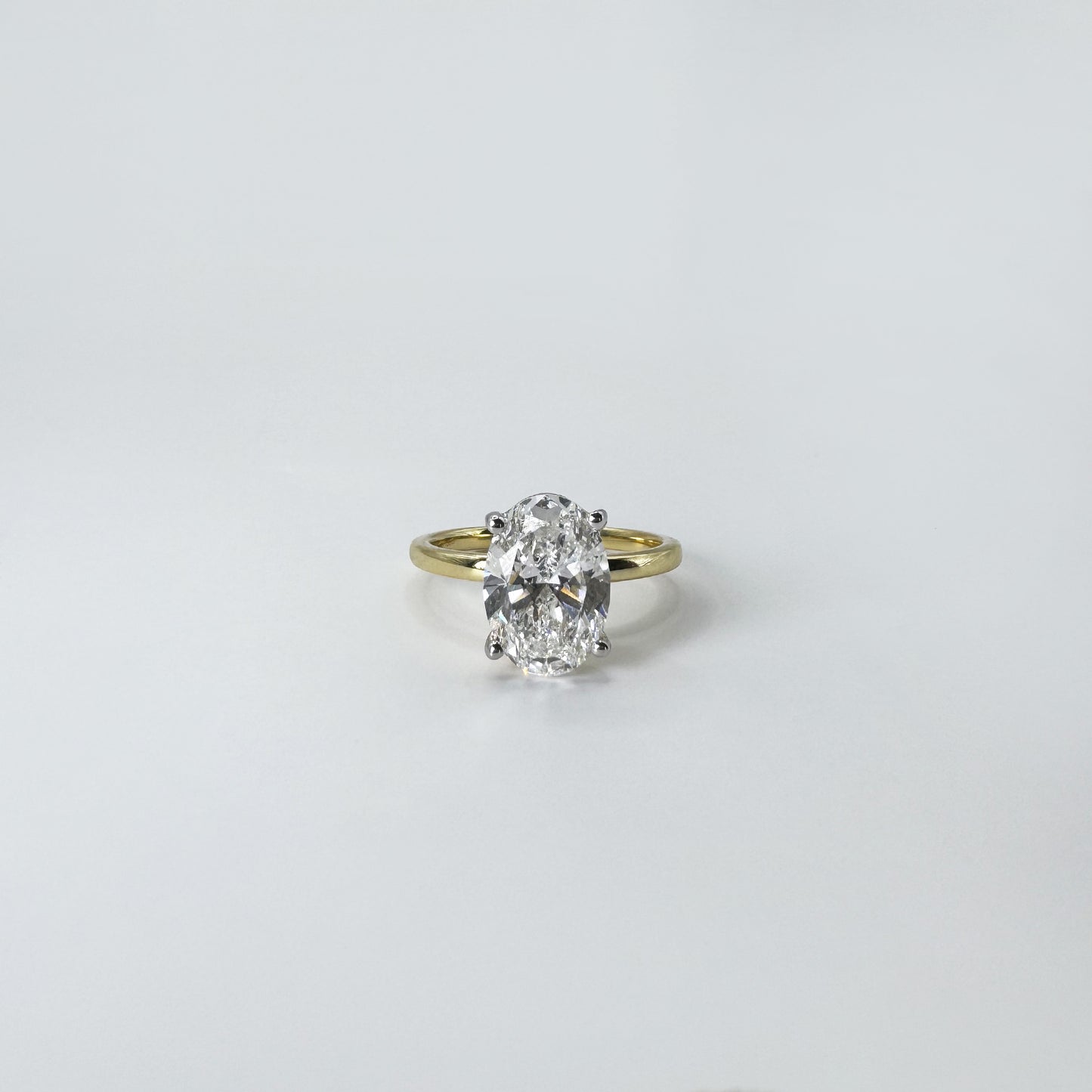 Anillo diamante oval oro amarillo 3 cts.