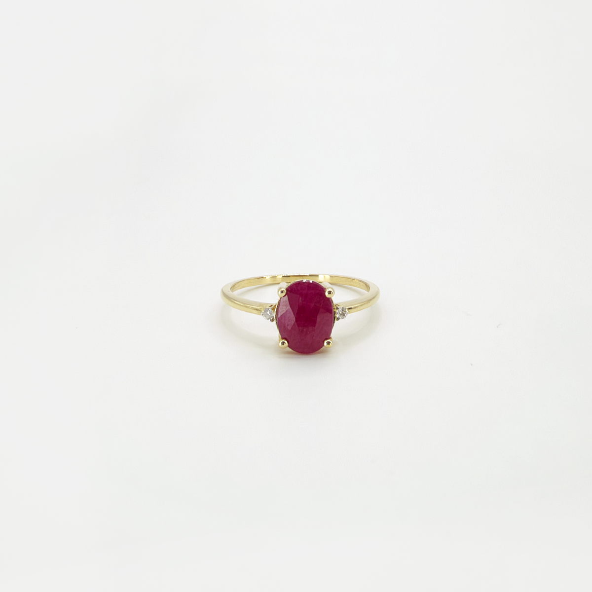 Anillo rubí con dos diamantitos oro amarillo 14k