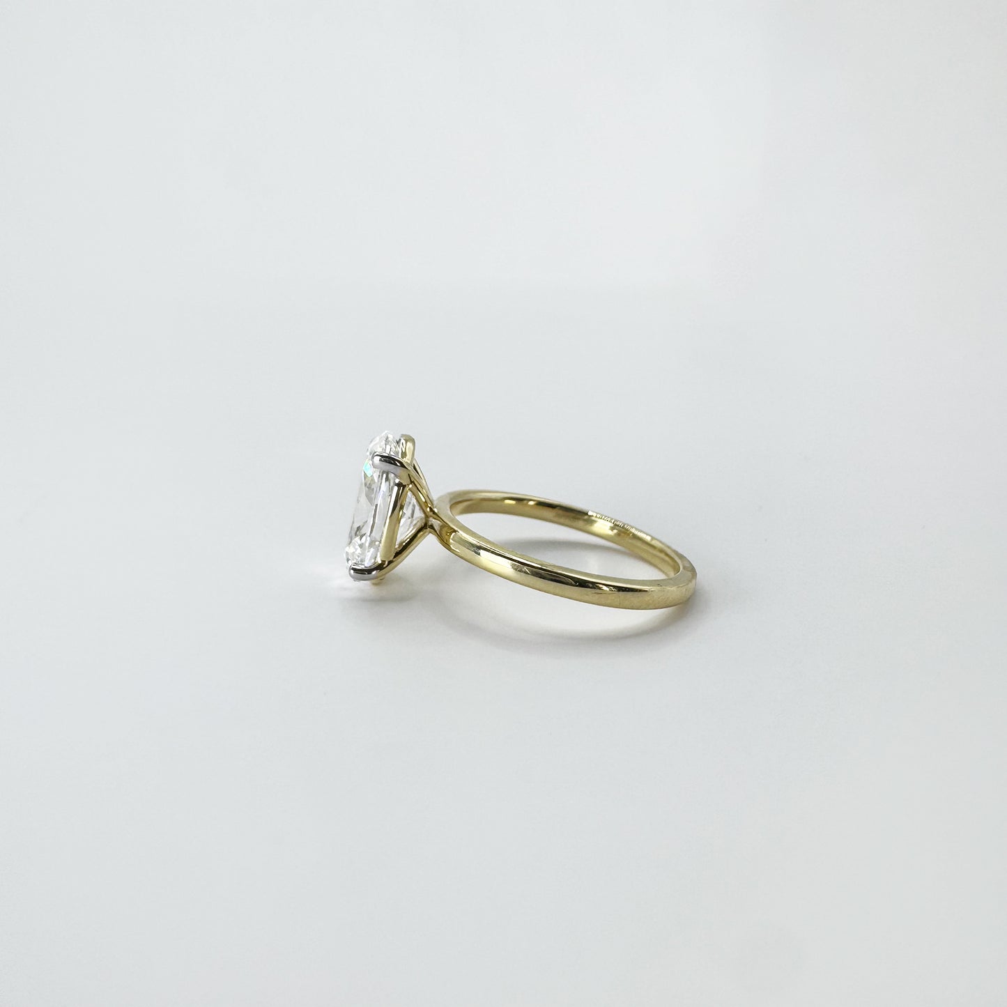 Anillo diamante oval oro amarillo 3 cts.