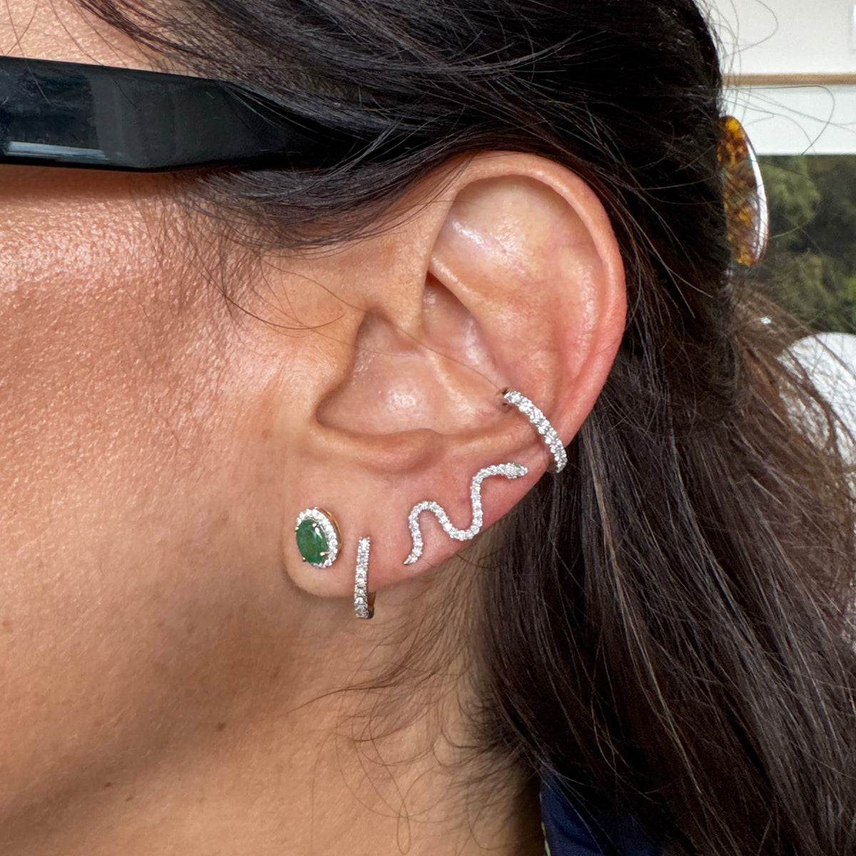 Aretes esmeraldas con halo de diamantes naturales.