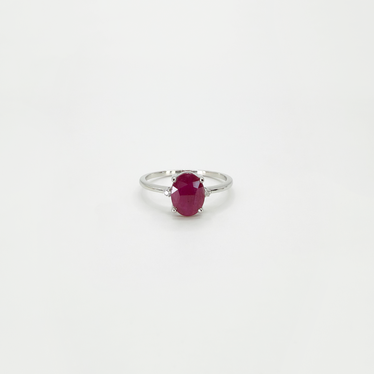 Anillo rubí con dos diamantitos oro blanco 14k