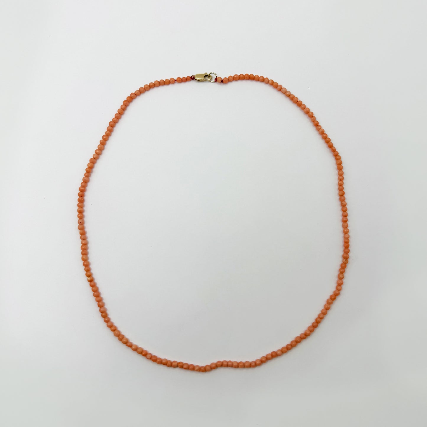 Collar coral natural con broche de oro.