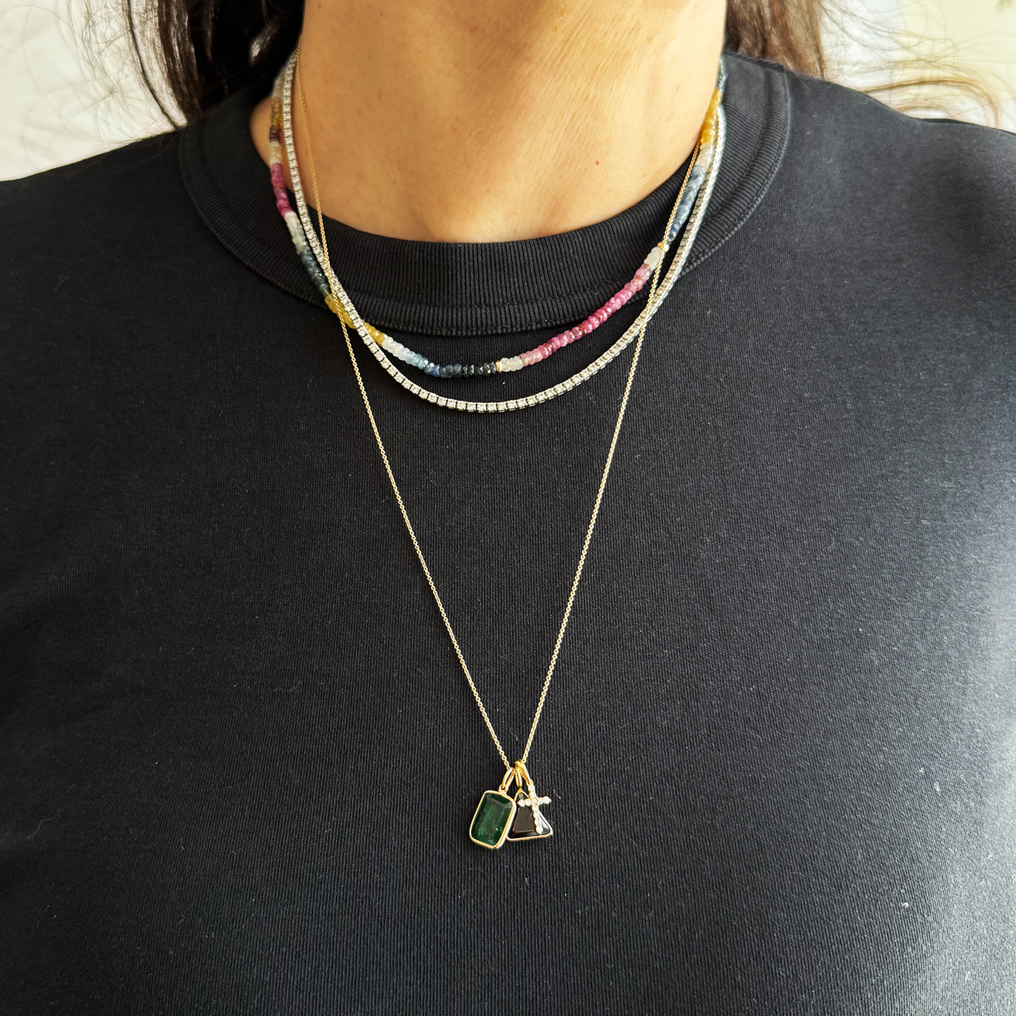 Dije triángulo granate y oro.