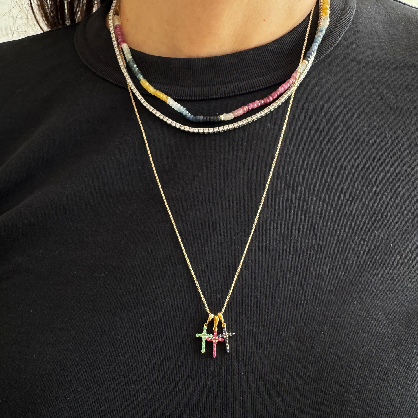 Dije cruz rubí mini.