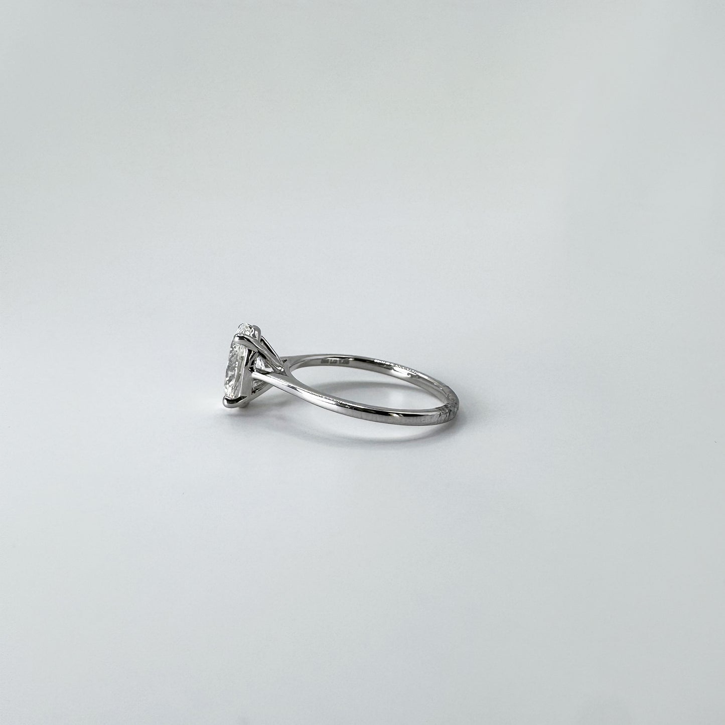 Anillo diamante oval oro blanco 1.5 cts.