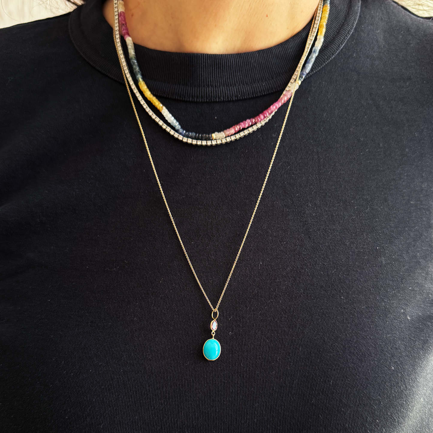 Dije turquesa con turmalina.