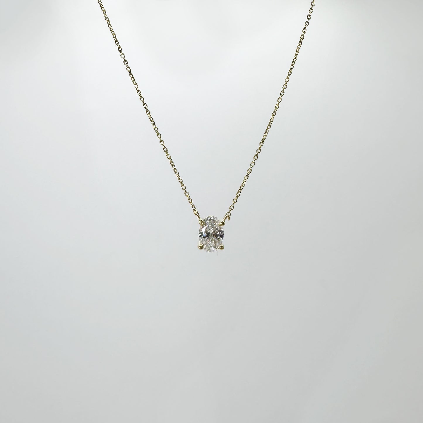 Collar diamante oval con cadena oro amarillo .5 cts.