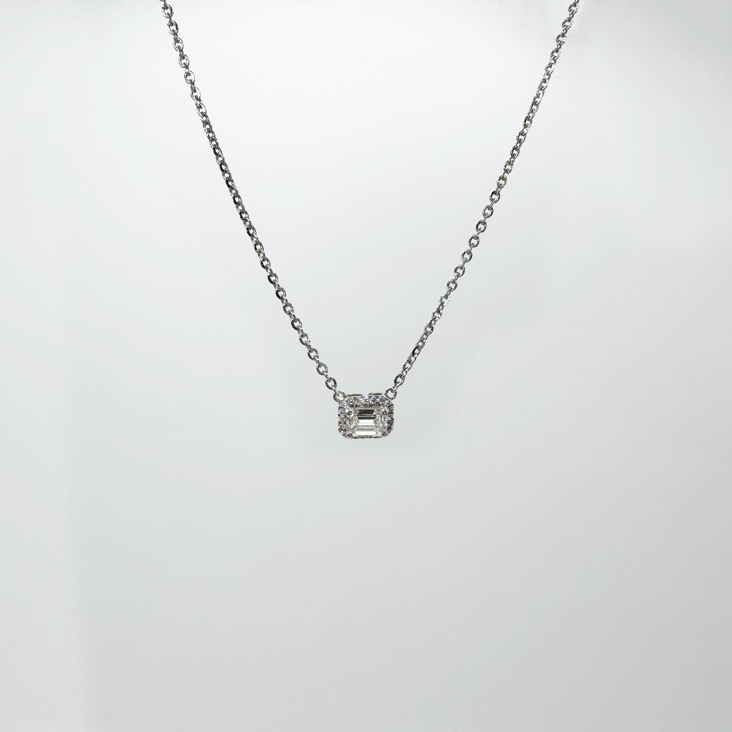 Collar diamantes, corte esmeralda oro blanco.