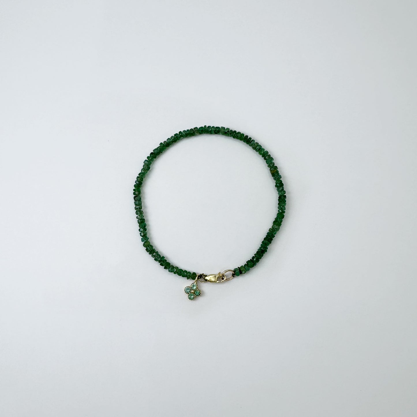 Pulsera esmeraldas con charm.