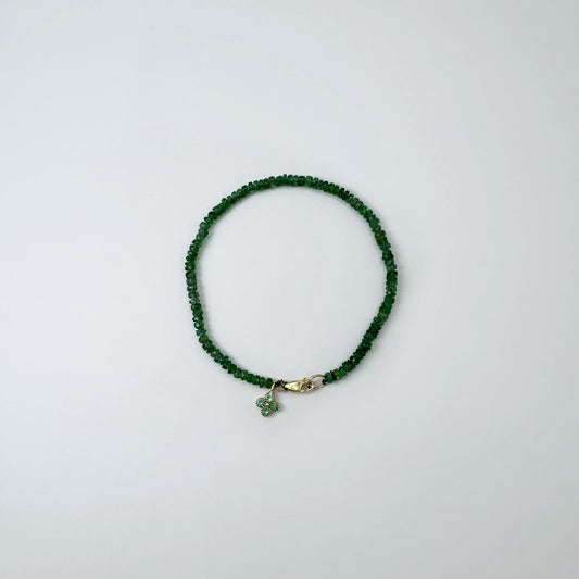 Pulsera esmeraldas con charm.