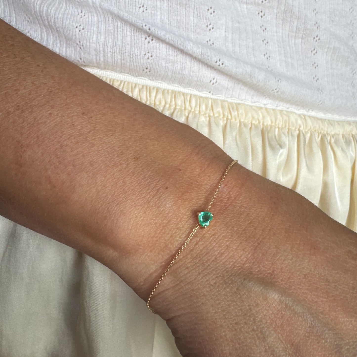 Pulsera esmeralda corazón oro.