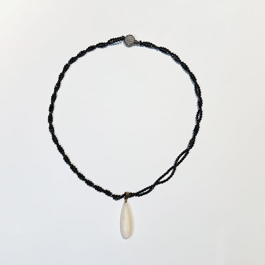 Collar semipreciosas negro con dije.