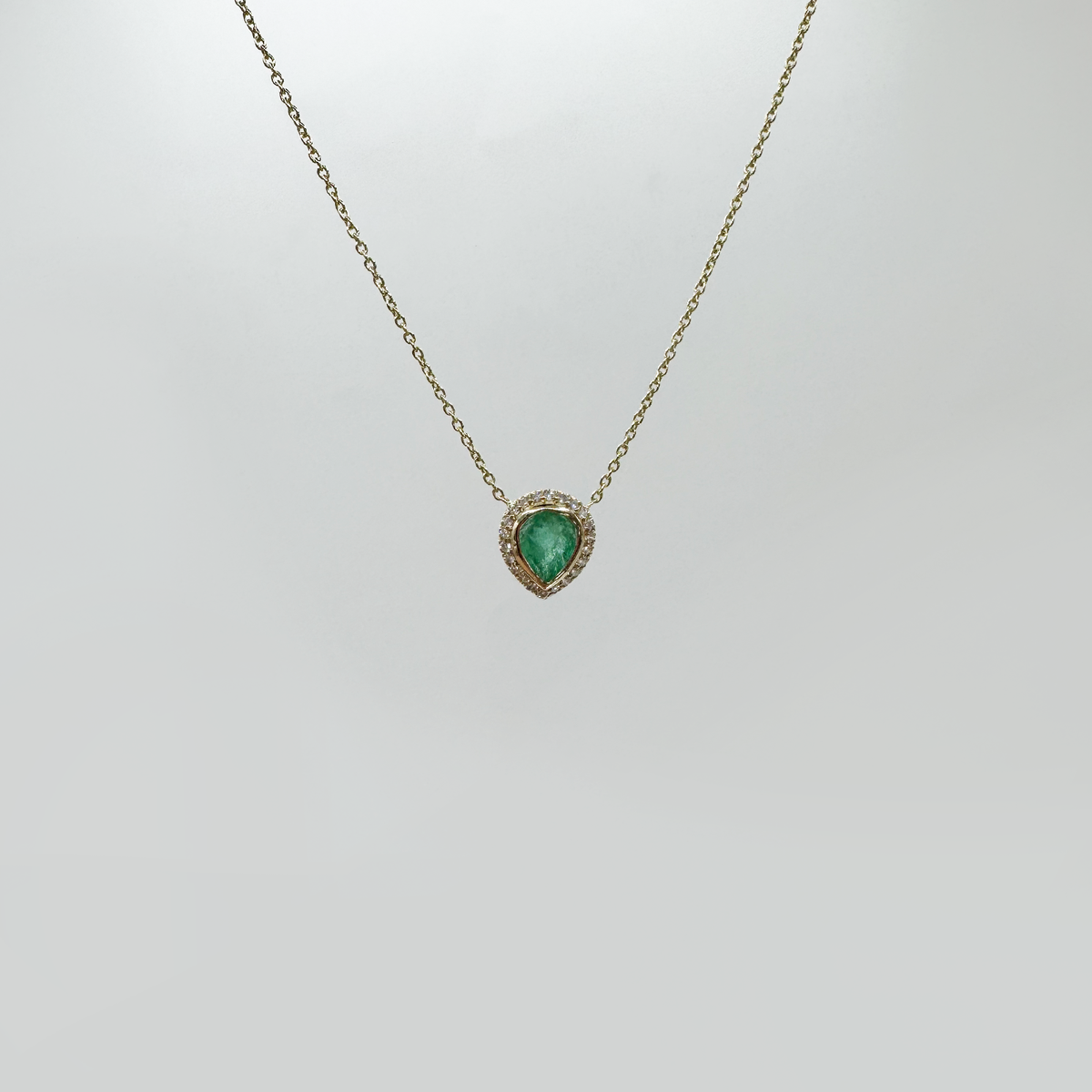 Collar esmeralda gota con halo diamantes con cadena oro 14k.