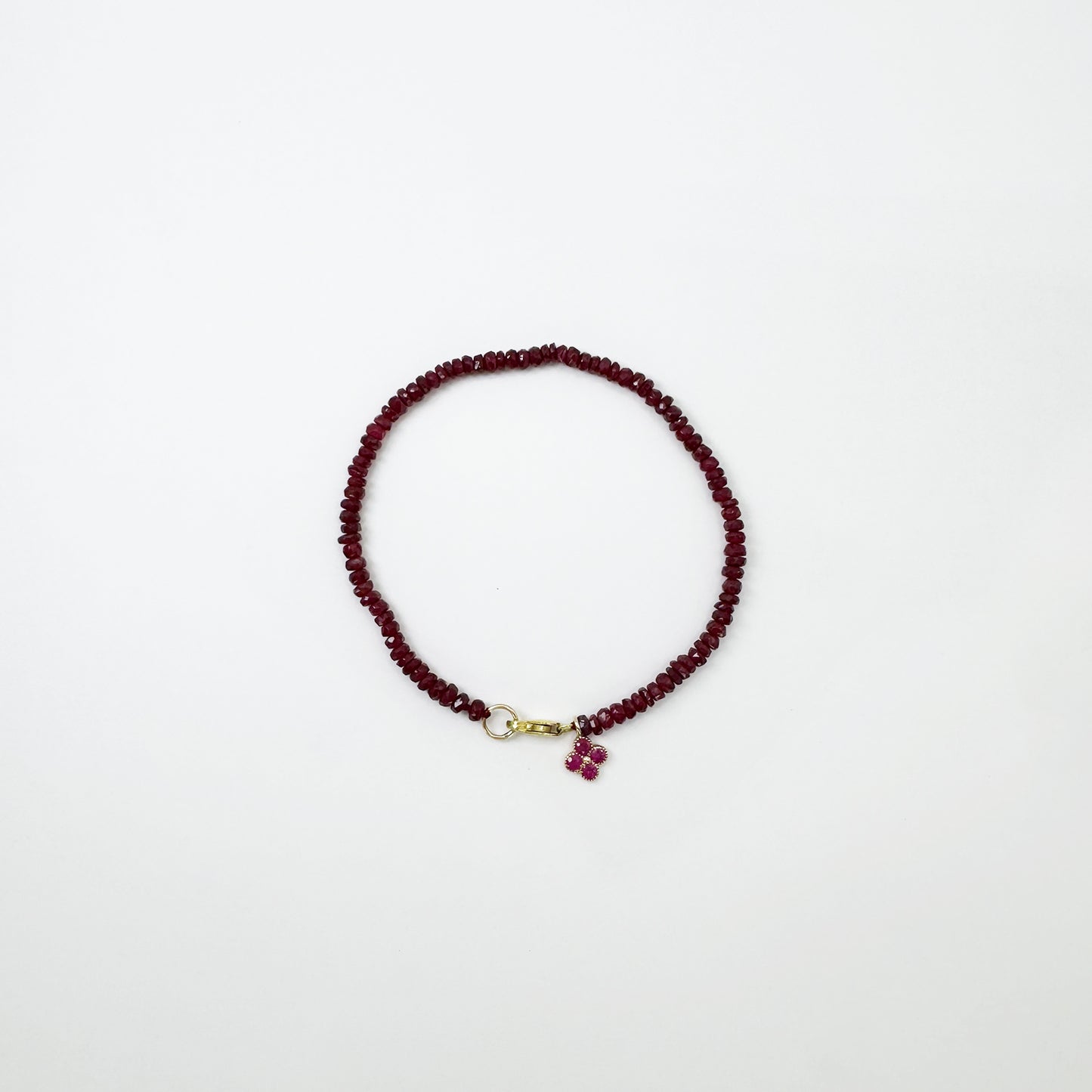 Pulsera rubíes con charm.