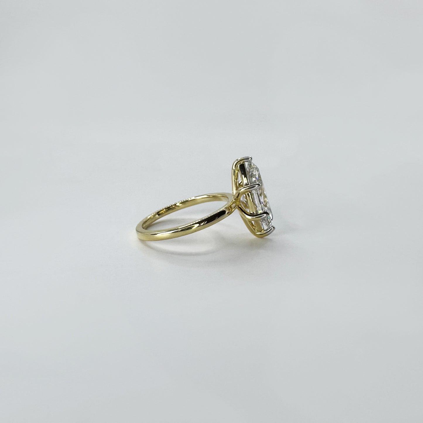 Anillo diamante corte marquis.