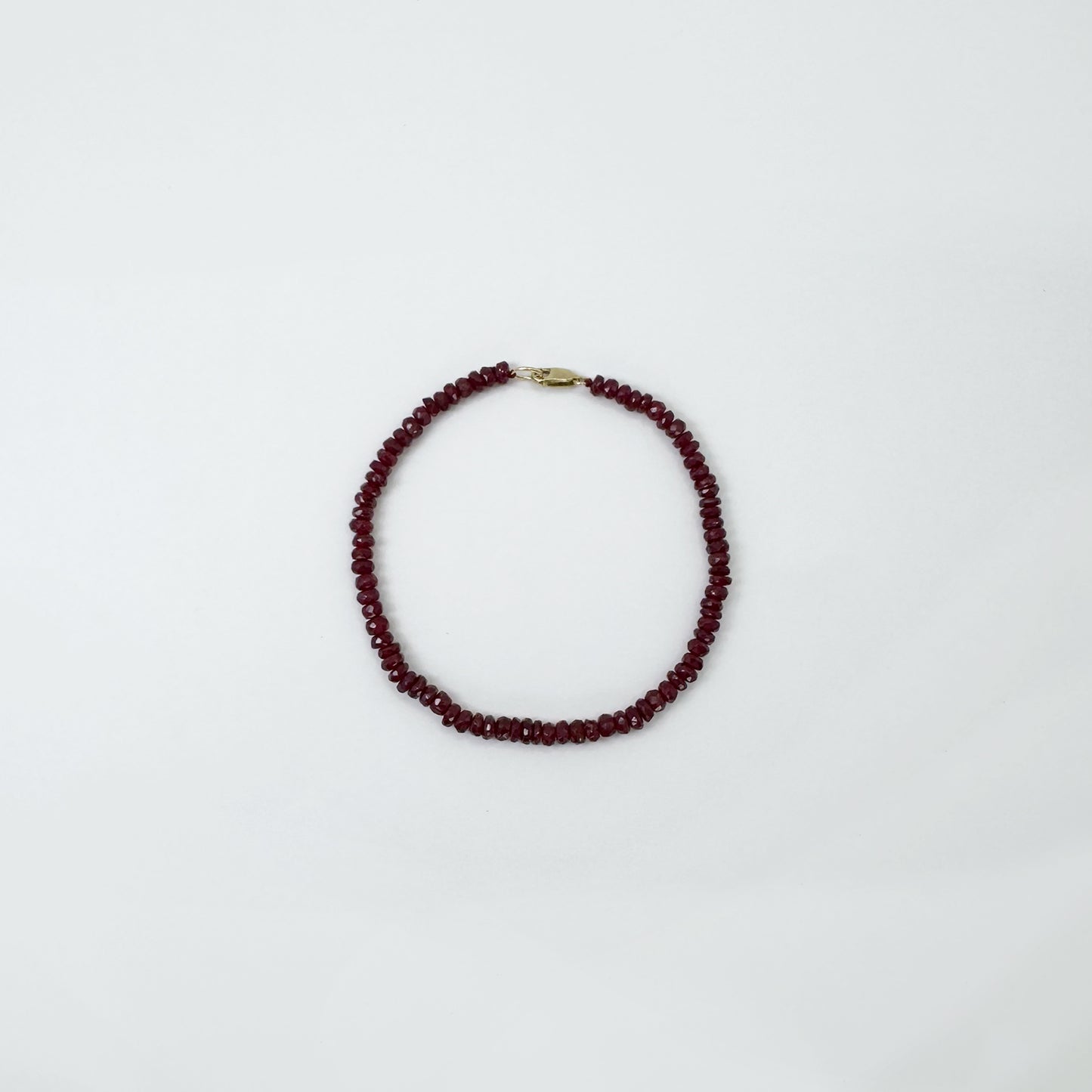 Pulsera rubíes naturales facetados.