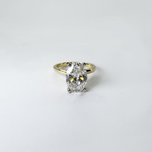 Anillo diamante corte oval.
