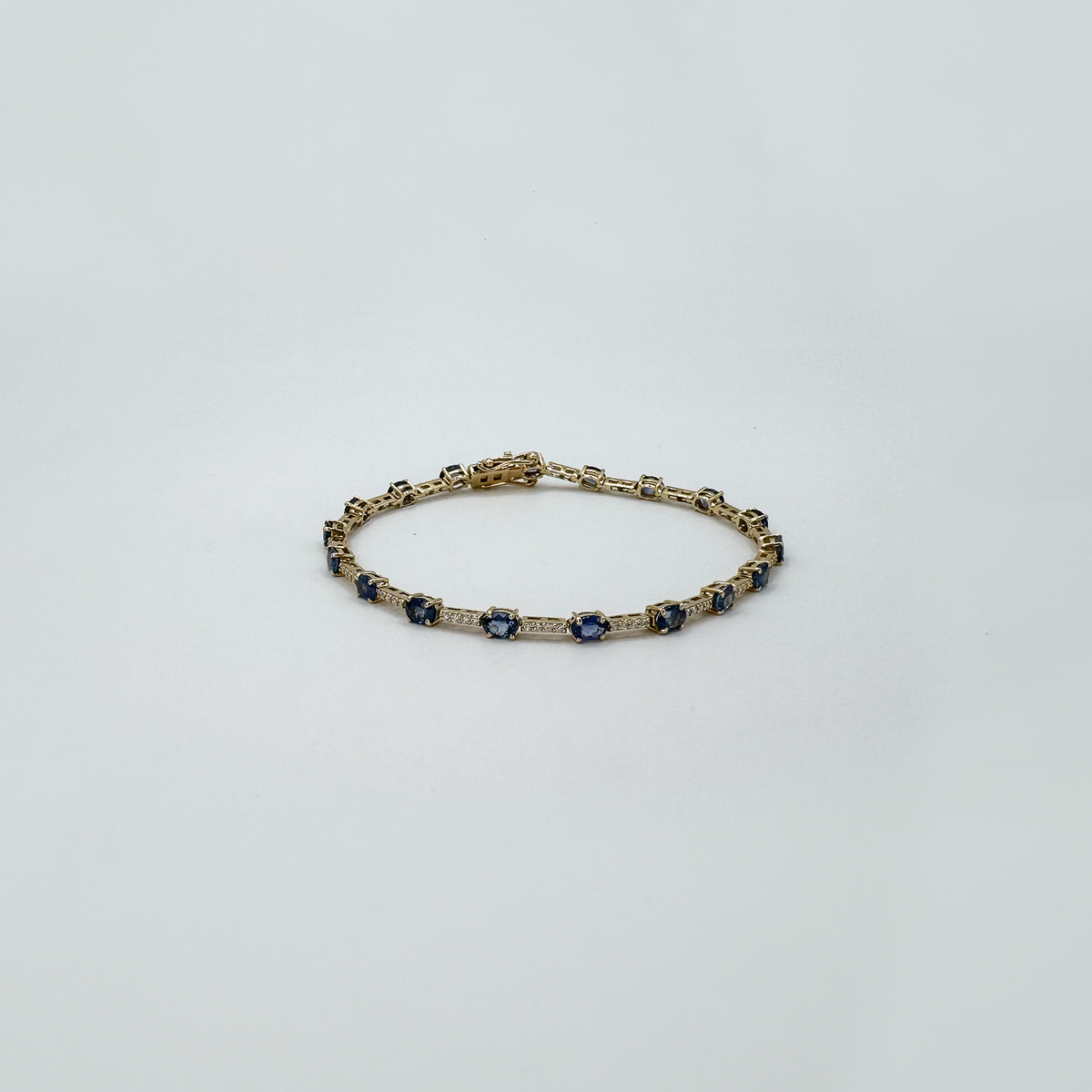Pulsera diamantes y zafiros azules naturales, oro 14k.