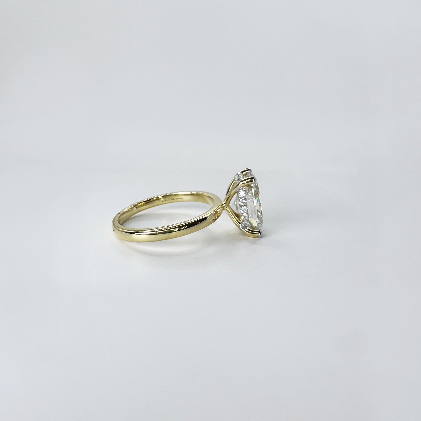 Anillo diamante corte oval.