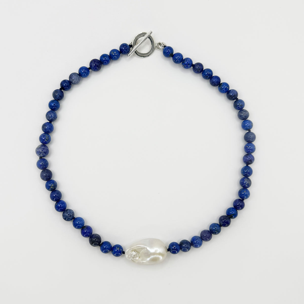Collar lapislázuli con una perla cultivada barroca.
