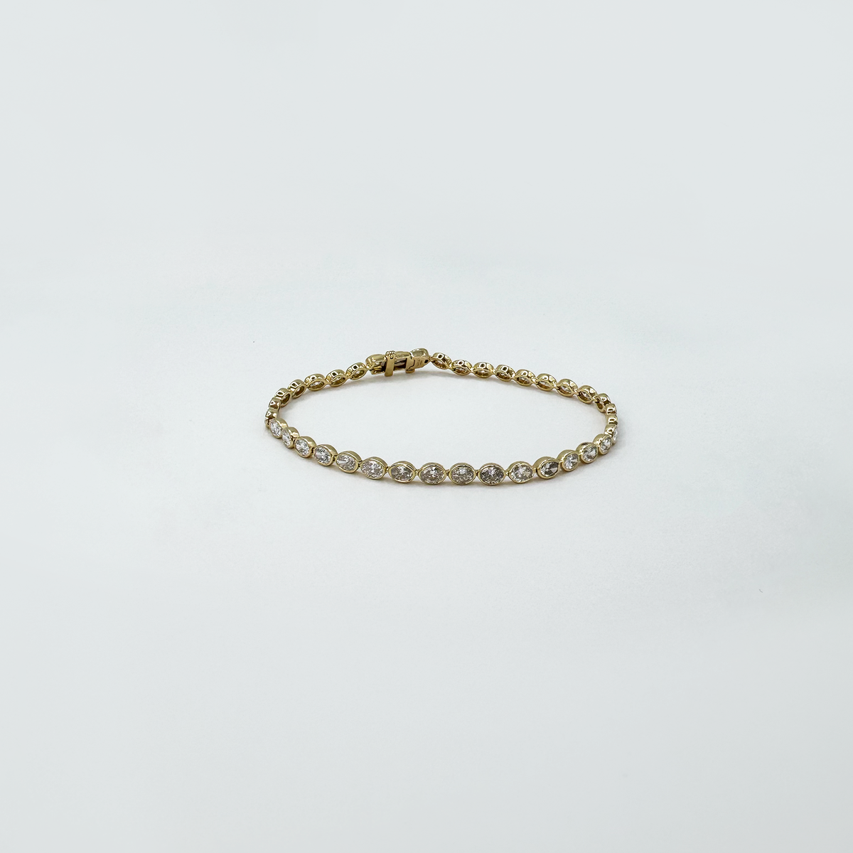 Pulsera diamantes Lab Grown oval con bisel oro 14k.
