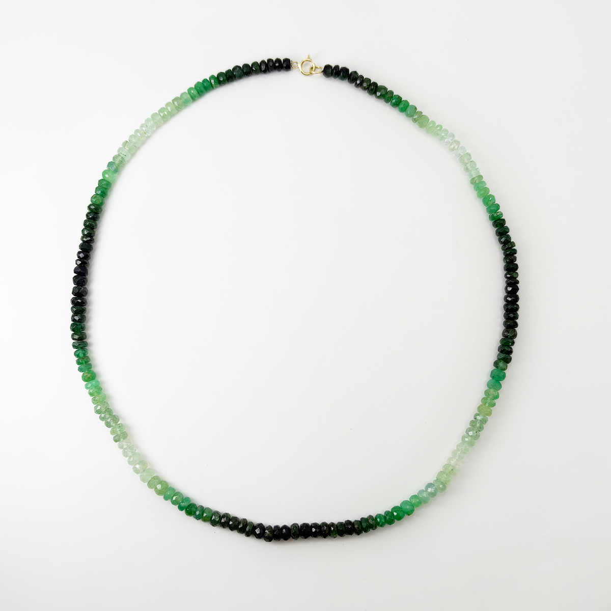 Collar choker esmeraldas degradado.