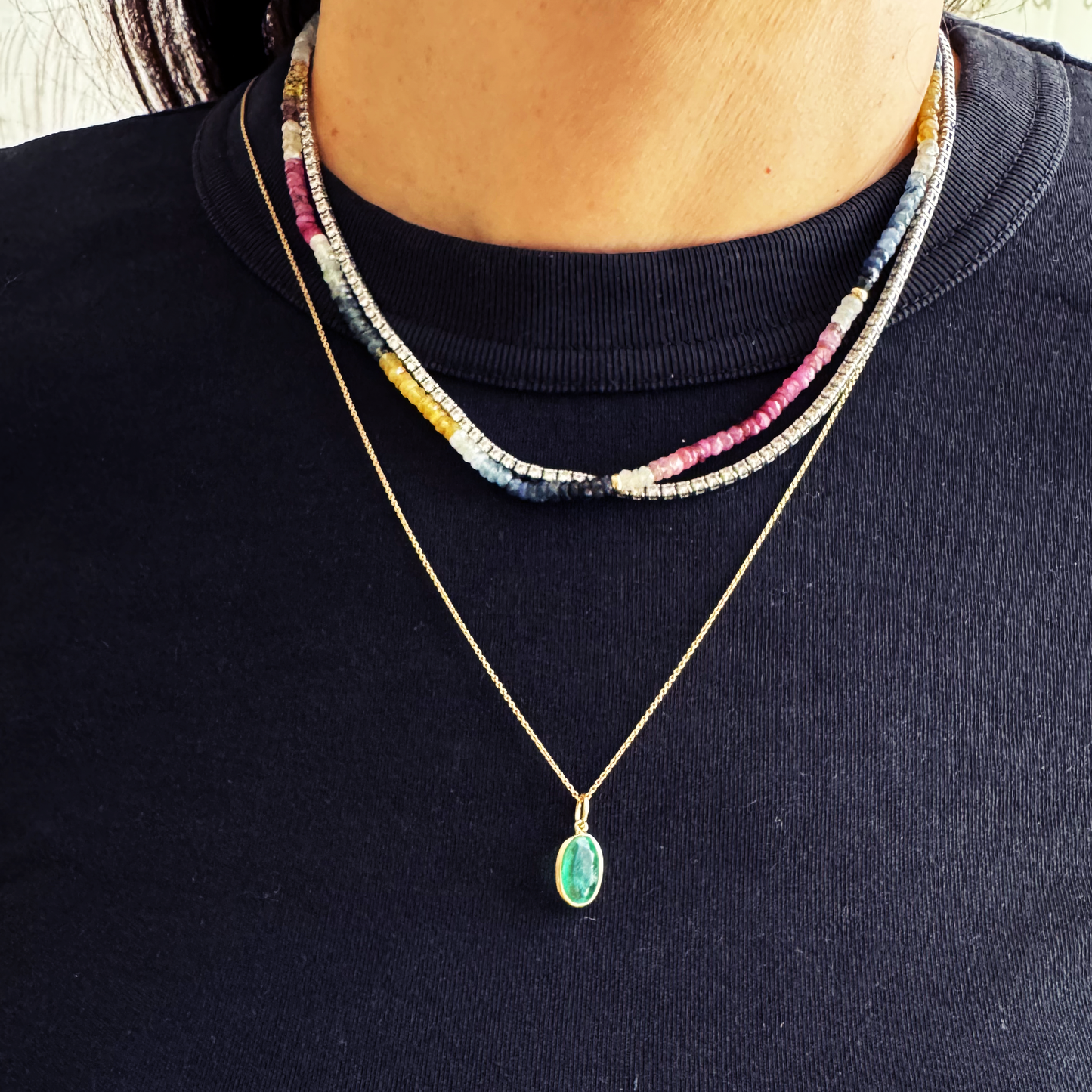 Dije esmeralda con jardín oval.