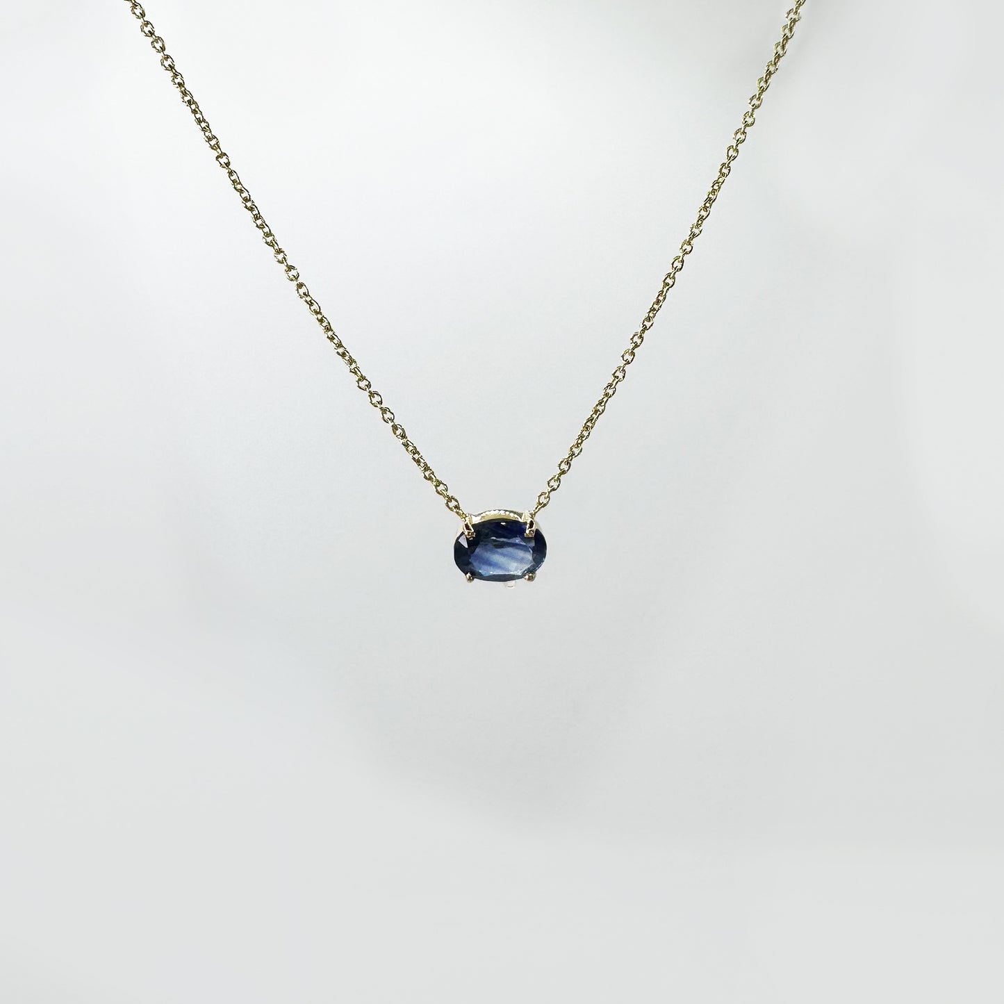 Collar zafiro oval oro.