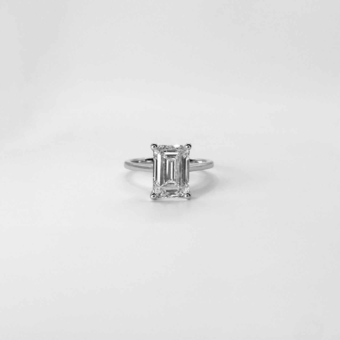 Anillo diamante corte esmeralda.