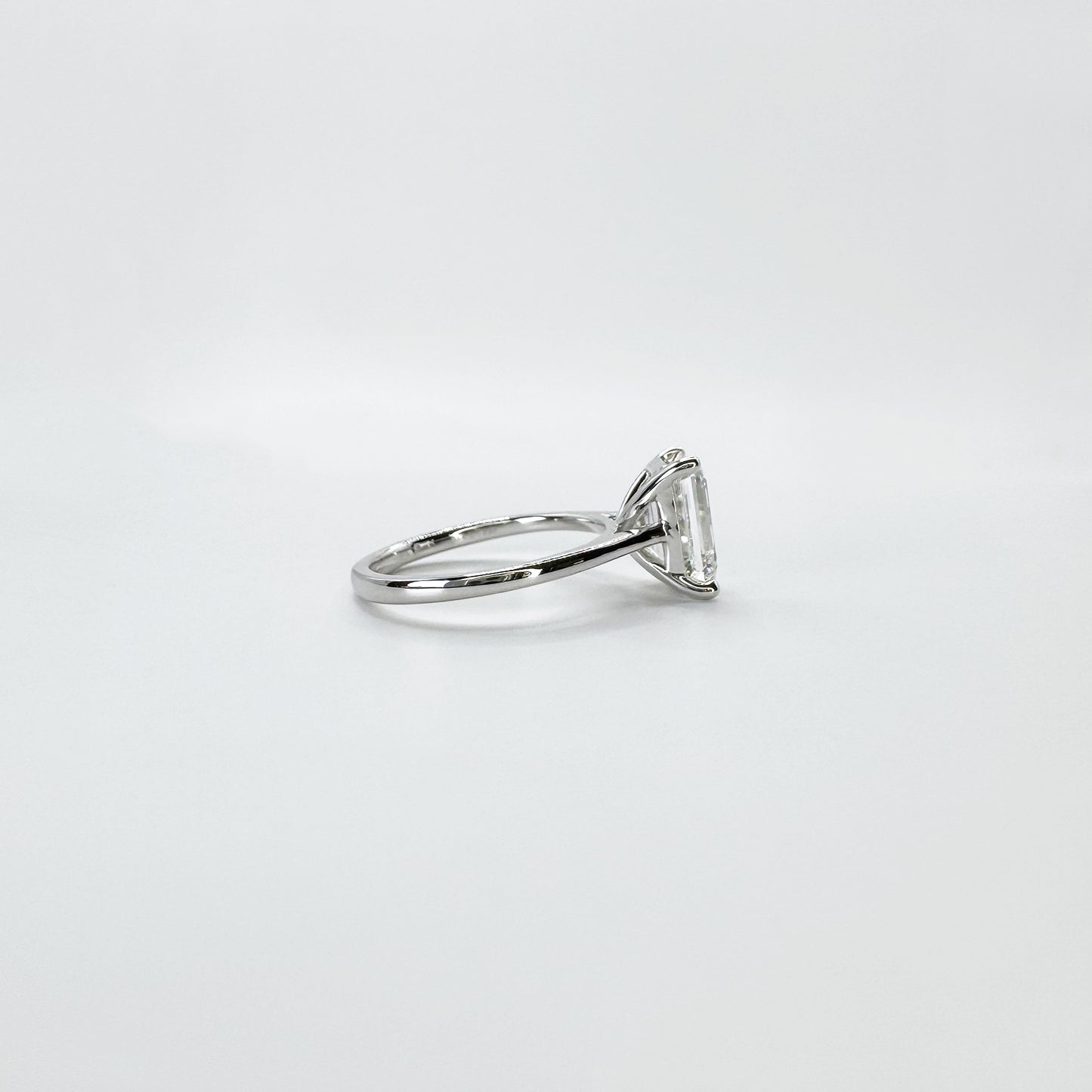 Anillo diamante corte esmeralda.