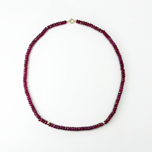Collar choker de rubíes con broche de oro.