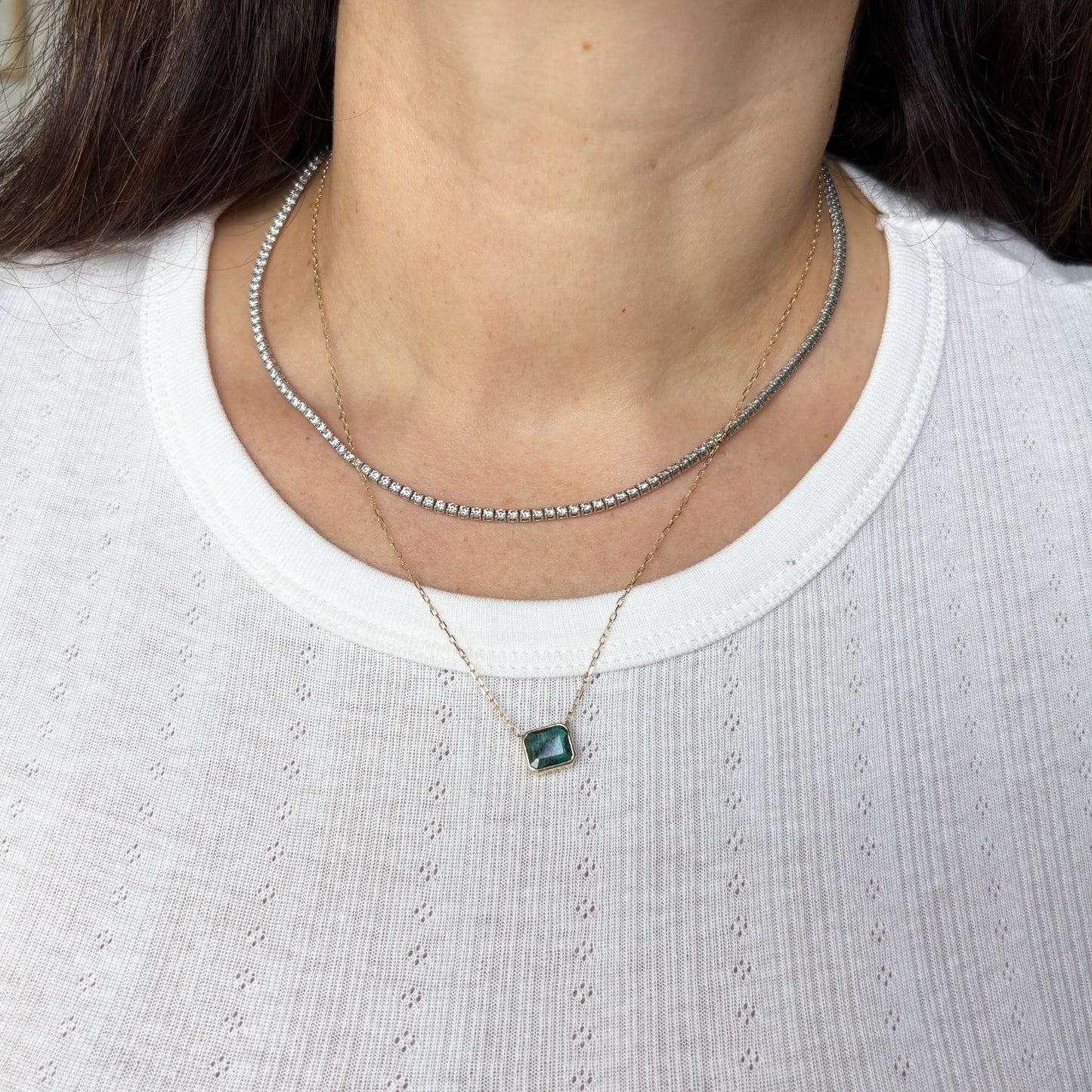 Collar esmeralda cuadro con jardín.