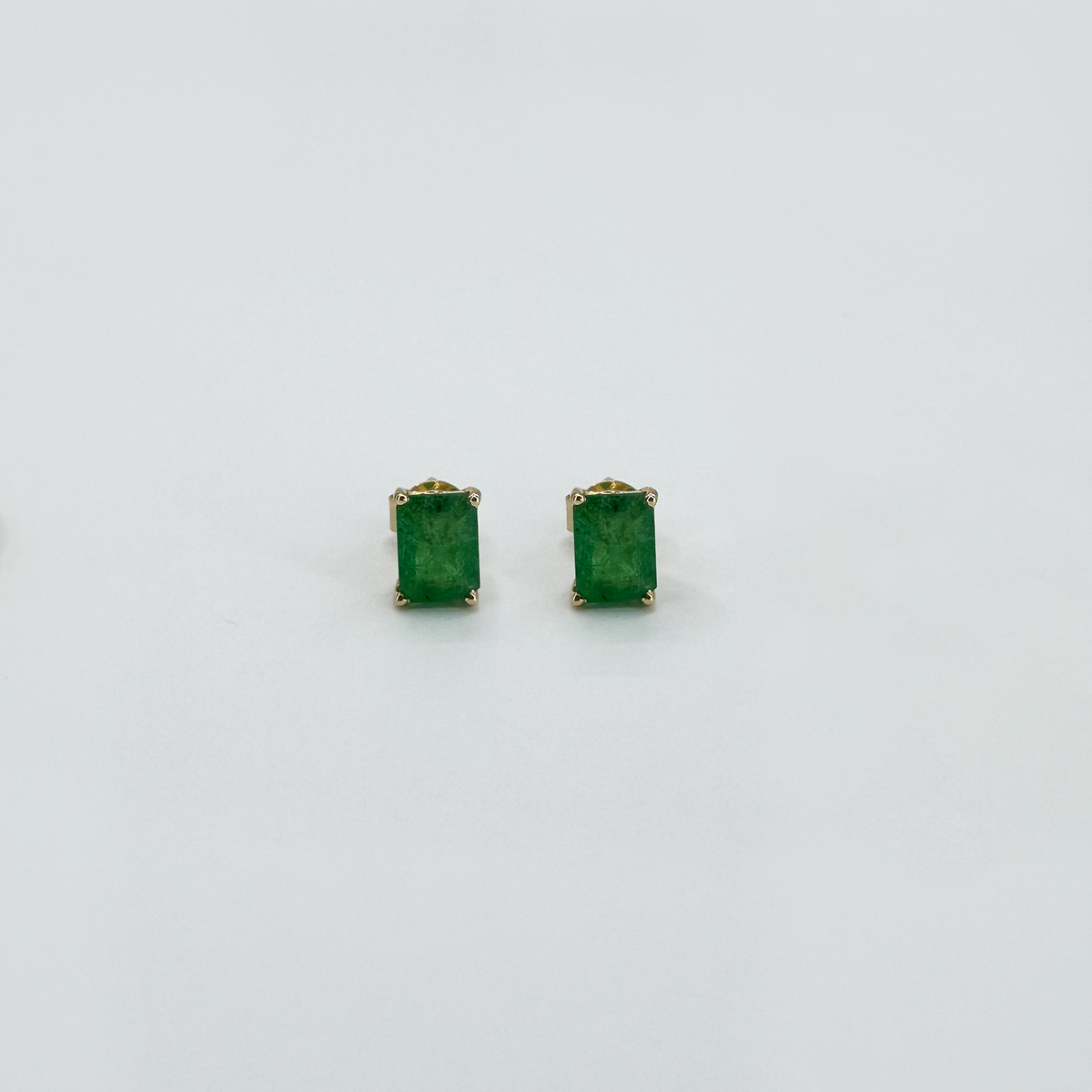 Aretes esmeralda natural clásicos.