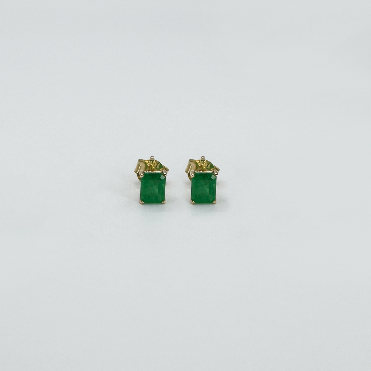 Aretes esmeralda natural clásicos S.