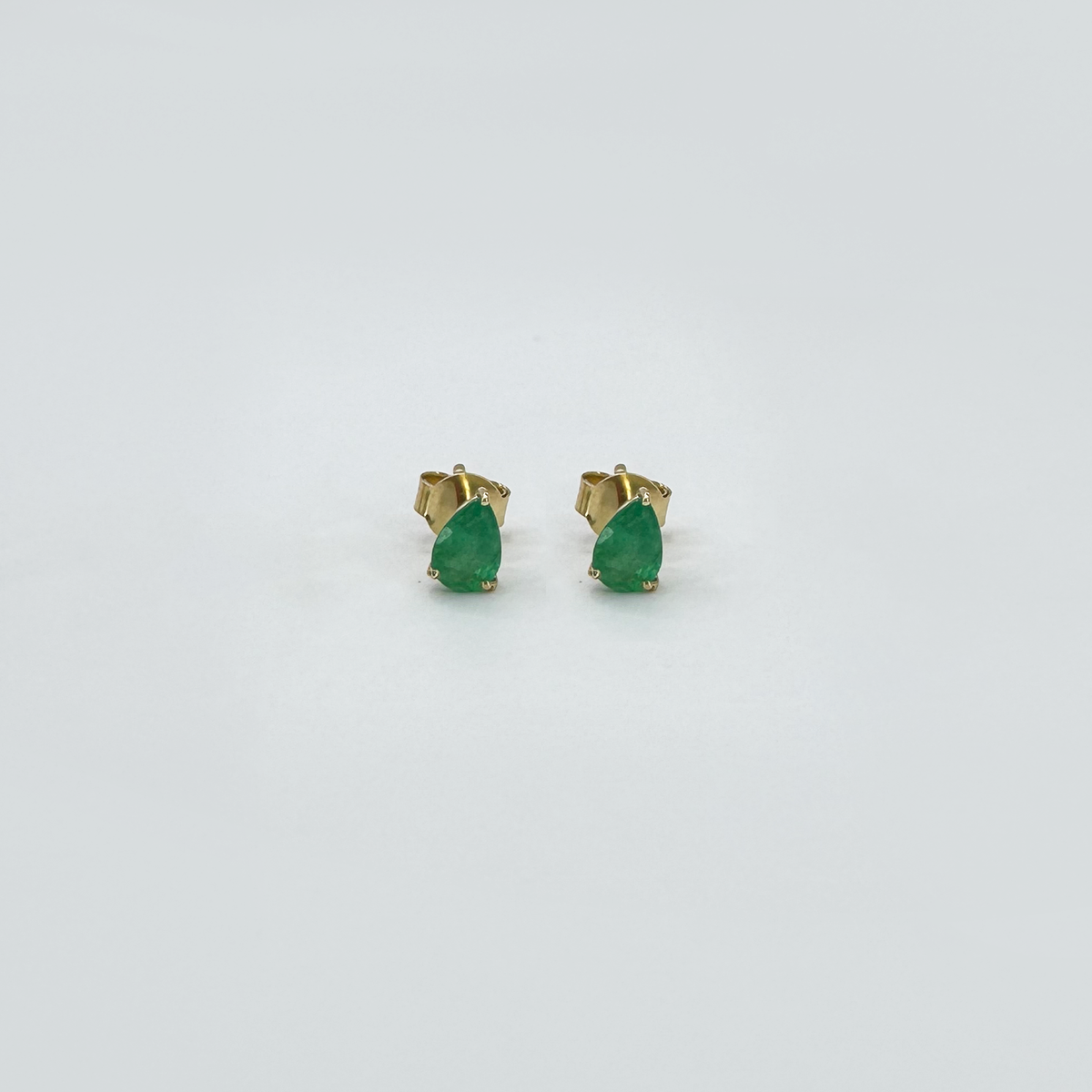 Aretes esmeralda natural gota S.