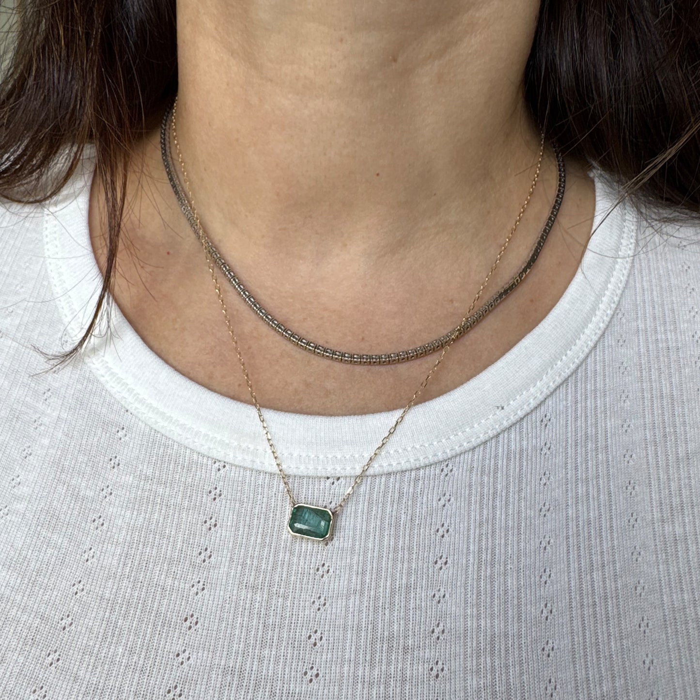 Collar esmeralda rectángulo con jardín.