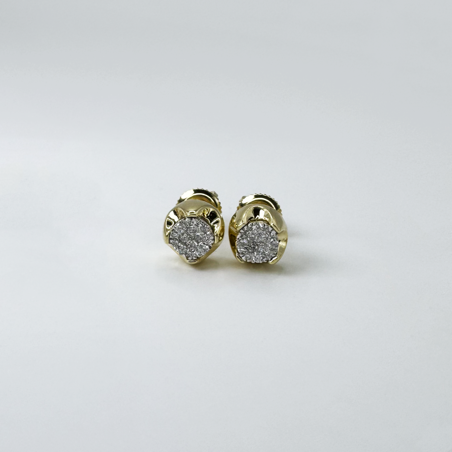 Broqueles studs diamantes y oro.