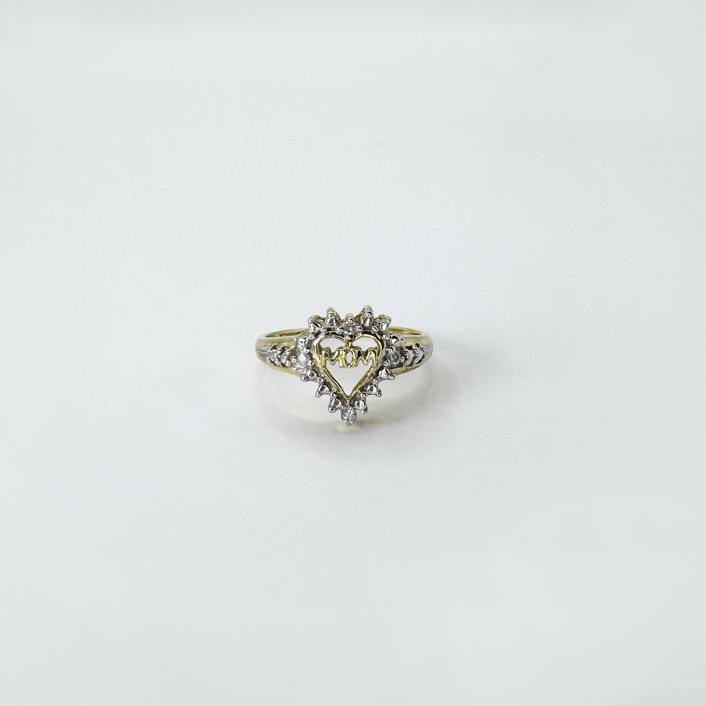 Anillo mom de oro y diamantes.