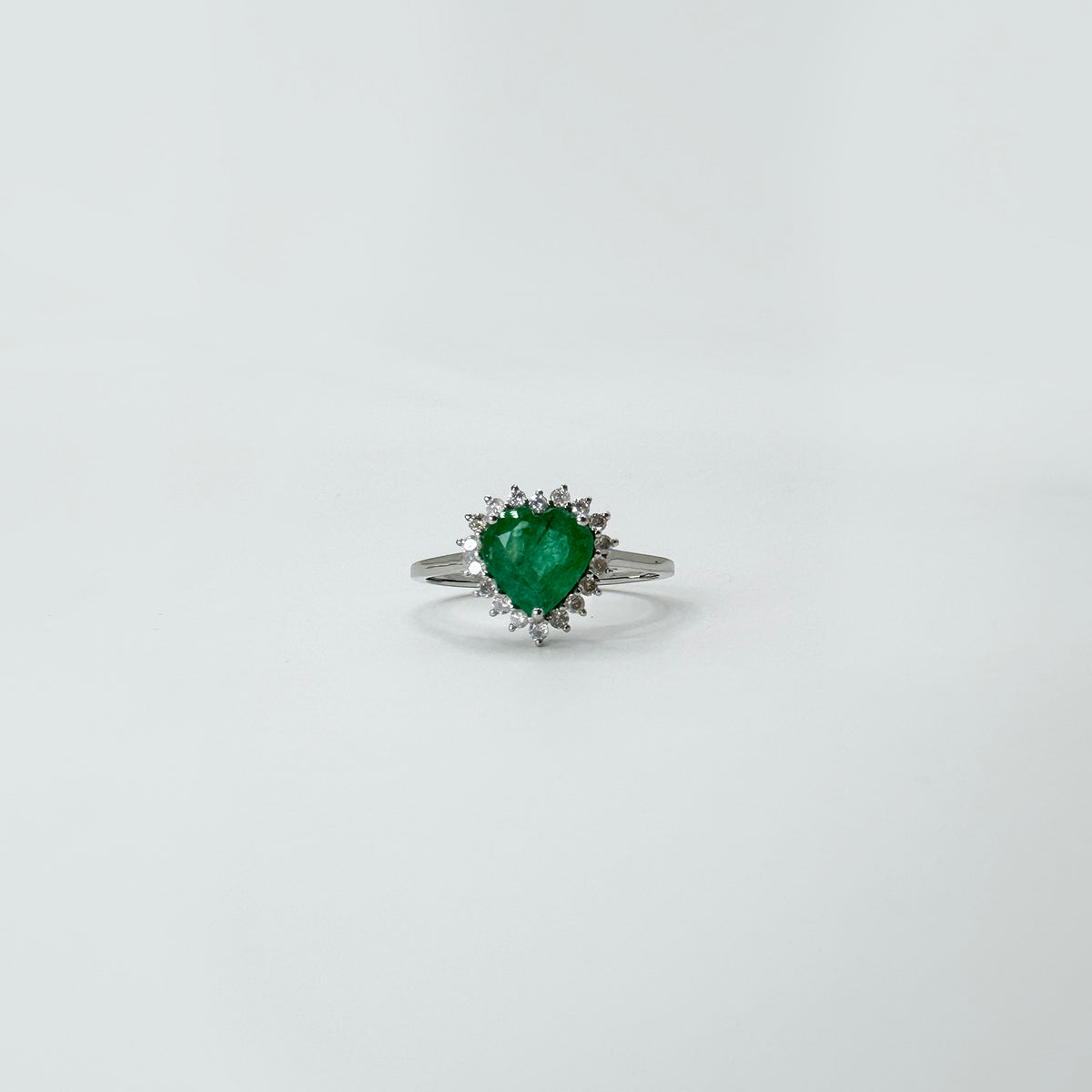 Anillo corazón esmeralda con diamantes naturales.